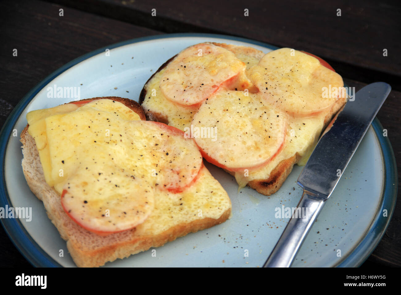 Geröstetem Käse mit Tomaten, Pfeffer auf Scheibe Brot auf dem Silbertablett serviert Stockfoto