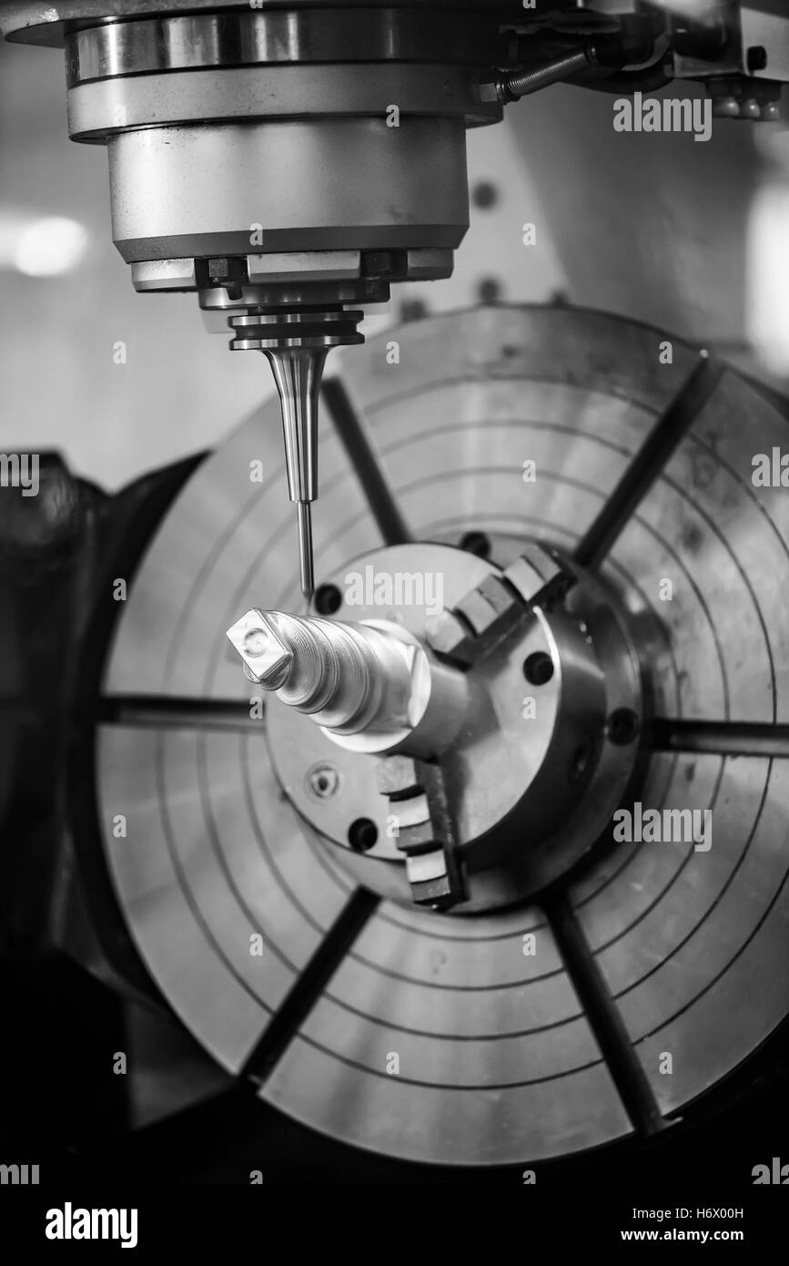 Metallbearbeitung CNC-Fräsmaschine. Modernen Metallverarbeitung schneiden Technologie. Kleine Schärfentiefe. Warnung - authentische Aufnahmen Stockfoto