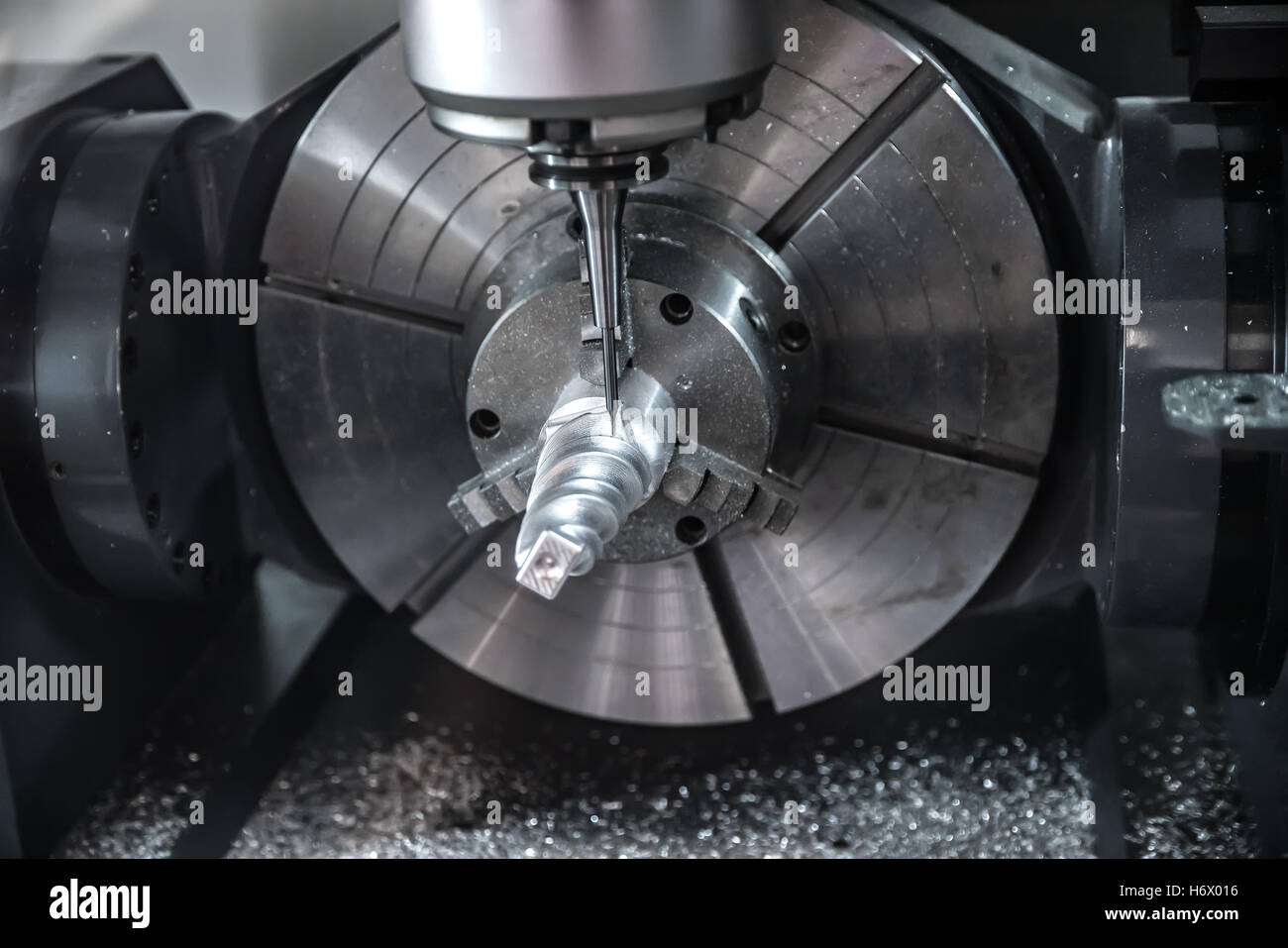 Metallbearbeitung CNC-Fräsmaschine. Modernen Metallverarbeitung schneiden Technologie. Kleine Schärfentiefe. Warnung - authentische Aufnahmen Stockfoto