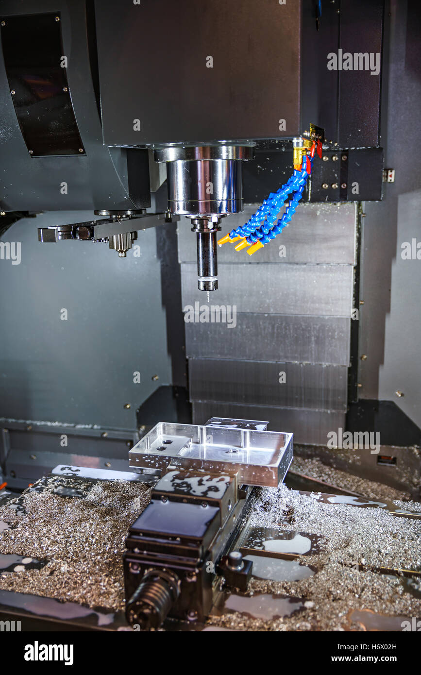 Metallbearbeitung CNC-Fräsmaschine. Modernen Metallverarbeitung schneiden Technologie. Kleine Schärfentiefe. Warnung - authentische Aufnahmen Stockfoto