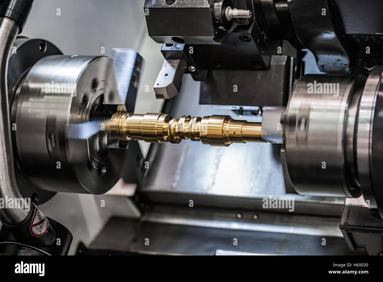 Metallbearbeitung CNC-Drehbank Fräsmaschine. Modernen Metallverarbeitung schneiden Technologie. Kleine Schärfentiefe. Warnung - authentische sh Stockfoto