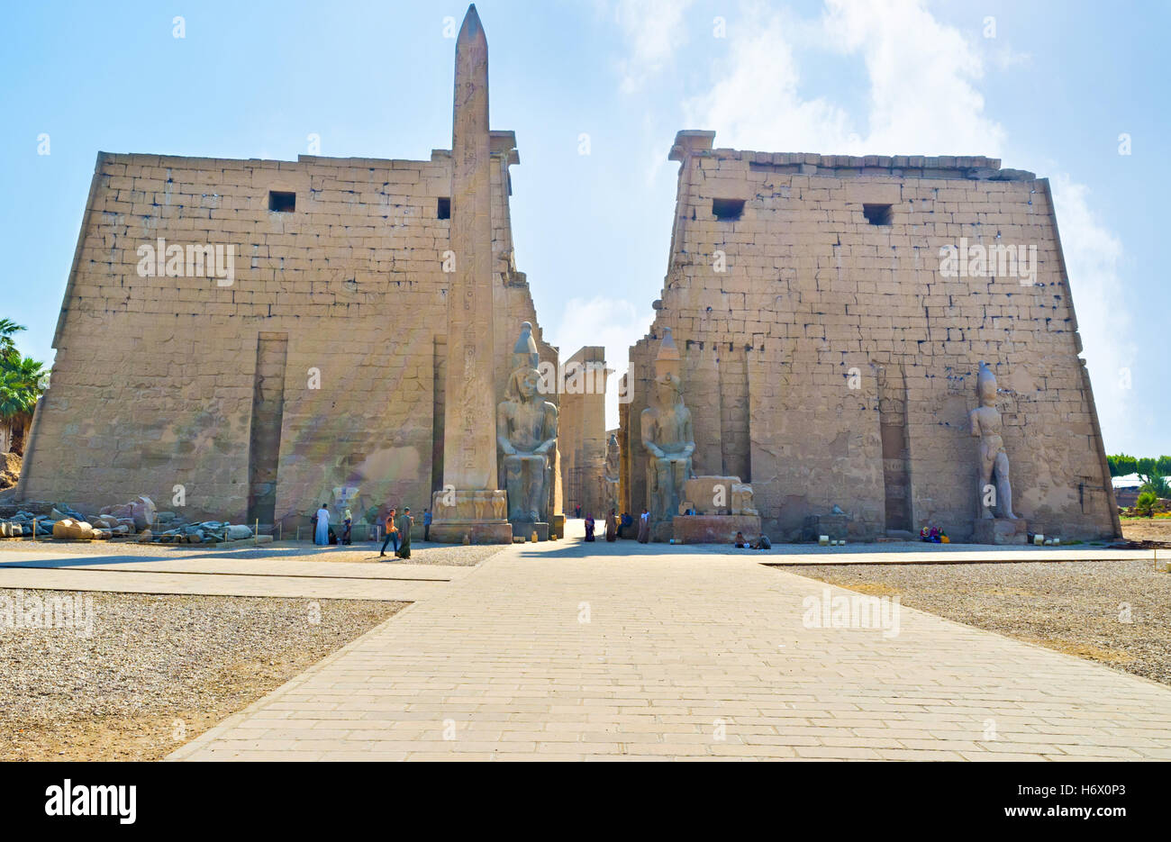 Der Eingang zu dem Luxor-Tempel mit massiven ersten Pylon, Obelisk und riesige Statuen, Luxor Stockfoto