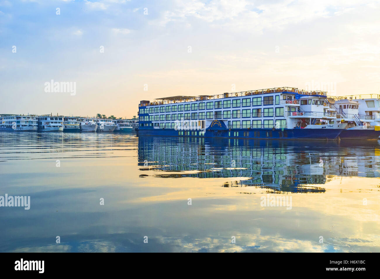 In den frühen Morgenstunden warten zahlreiche Kreuzfahrtschiffe für die Touristen im Hafen, Luxor, Ägypten. Stockfoto