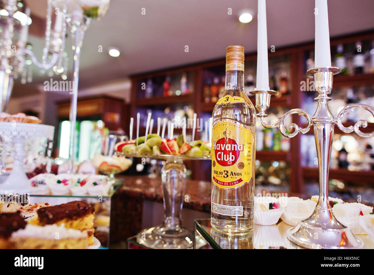 Hai, Ukraine - 25. Oktober 2016: Rum Havana Club am Buffet-Tisch. Havana Club ist eine Marke von Rum Kuba im Jahr 1934 gegründet und jetzt Stockfoto