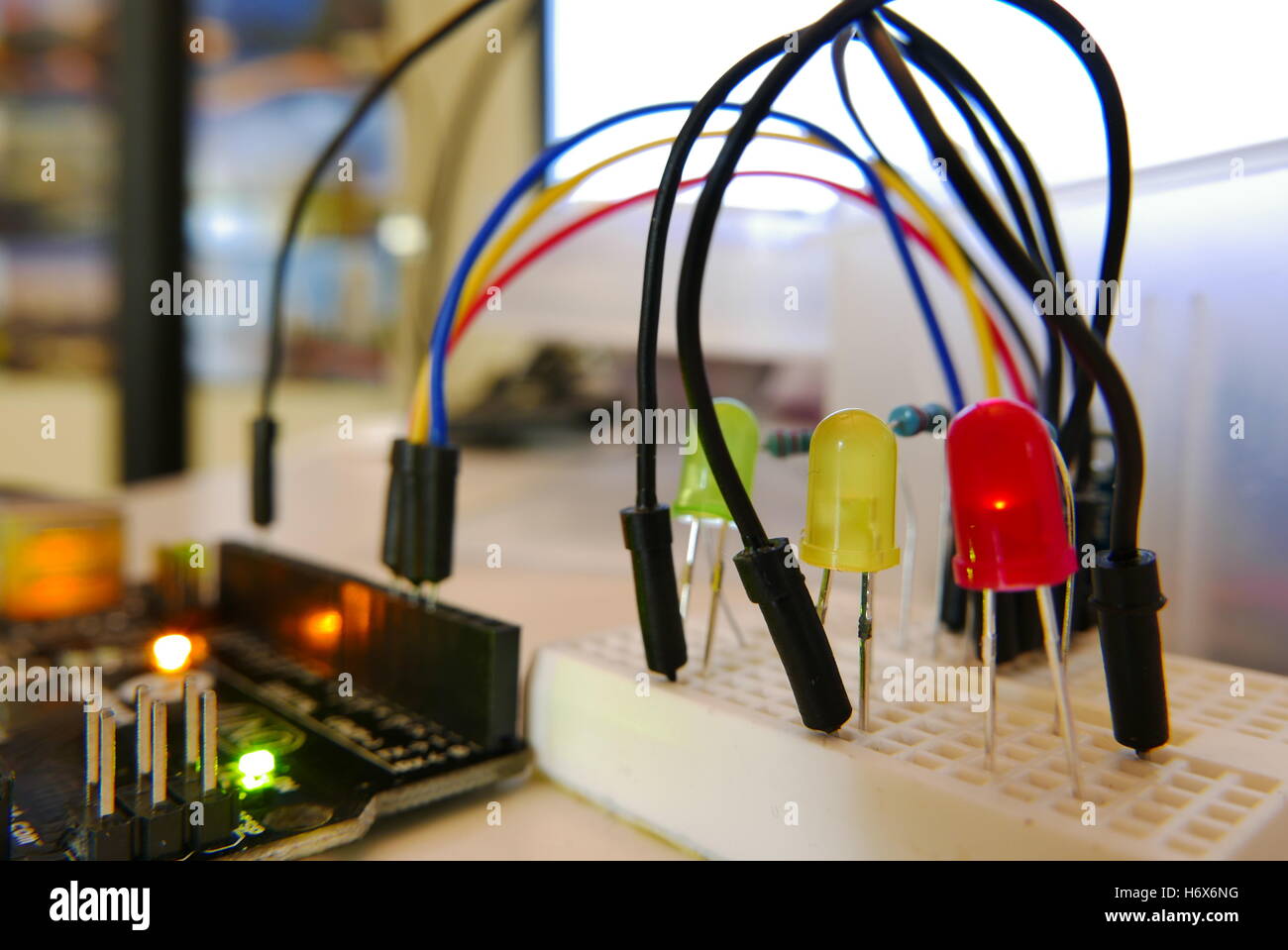 Spaß elektrische Lab mit bunten führte mit Arduino mainboard Stockfoto