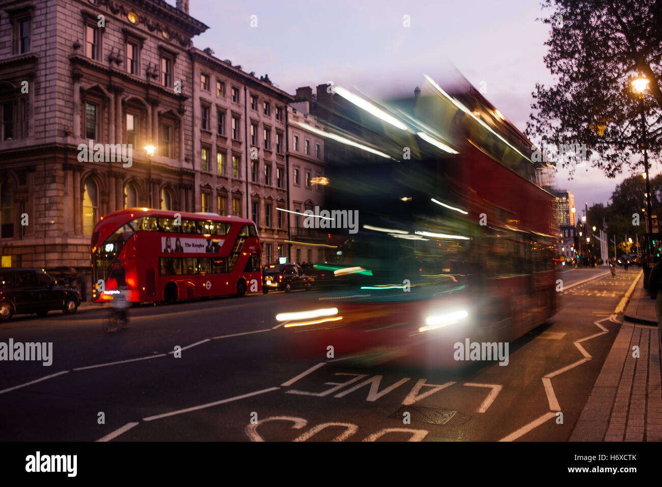 Langzeitbelichtung London-Doppeldecker-Bus in der Nacht Stockfoto