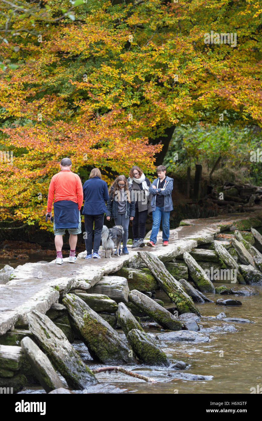 Herbst am Tarr Steps Klöppel Brücke über den Fluss Barle, Exmoor National Park, Somerset, England, UK Stockfoto