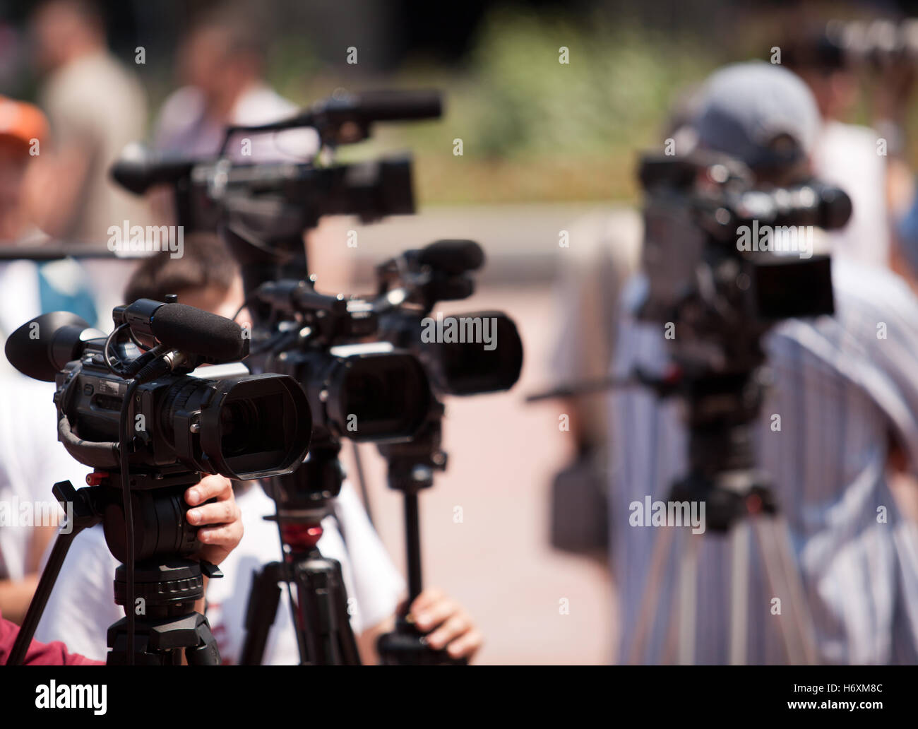 Foto Kamera Objektiv Mikrofon Journalist Kameramann Kamera Operator  Interview hand Hände Leben existieren Existenz Leben live Stockfotografie -  Alamy