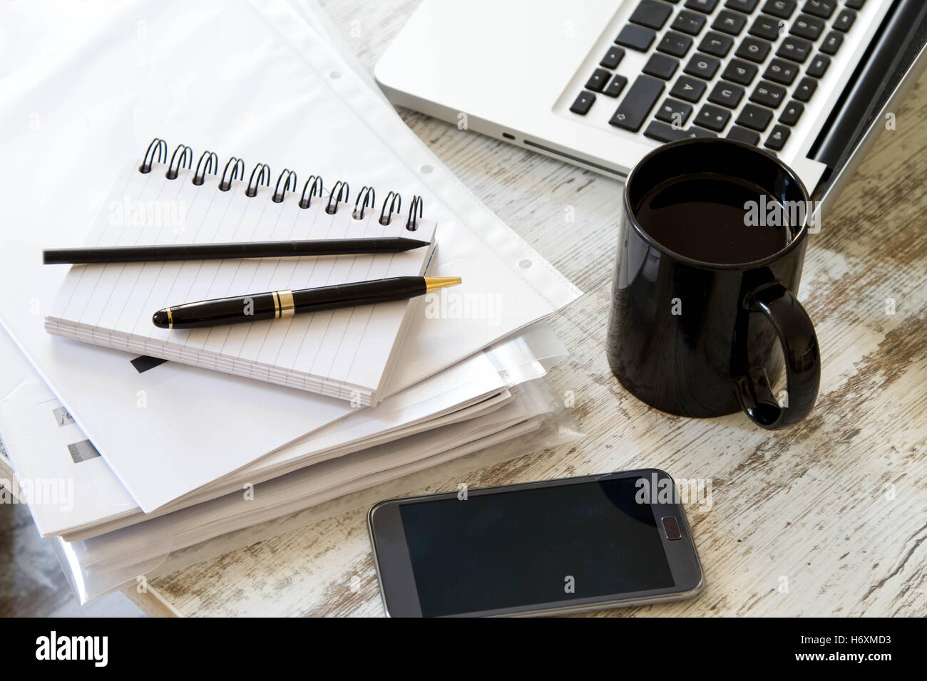 Telefon Handy Studie Glas Kelch Becher Tasse Büro Laptop Notebook Computer Computer Tastatur schreiben schrieb schreiben schreibt Stockfoto