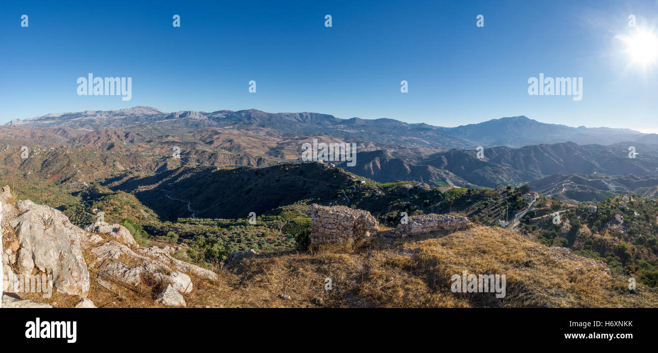 Panoramablick auf die Umgebungen von Comares, Kleinstadt in der Comarca der Axarquía, Provincia de Malaga, Spanien Stockfoto