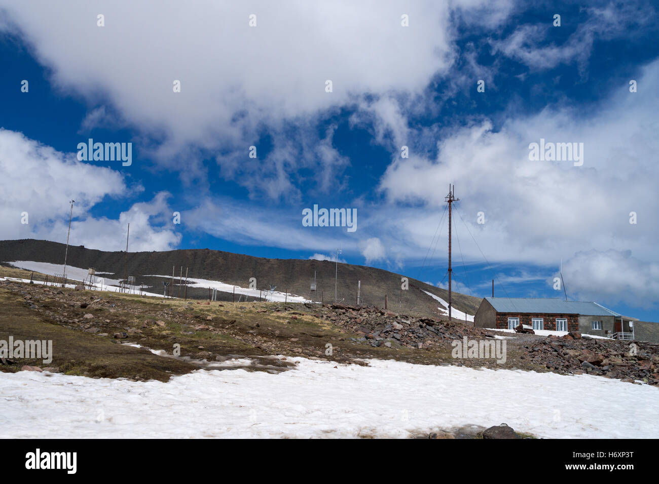 Wetterstation am Fuß des Aragats Berg in Armenien Stockfoto