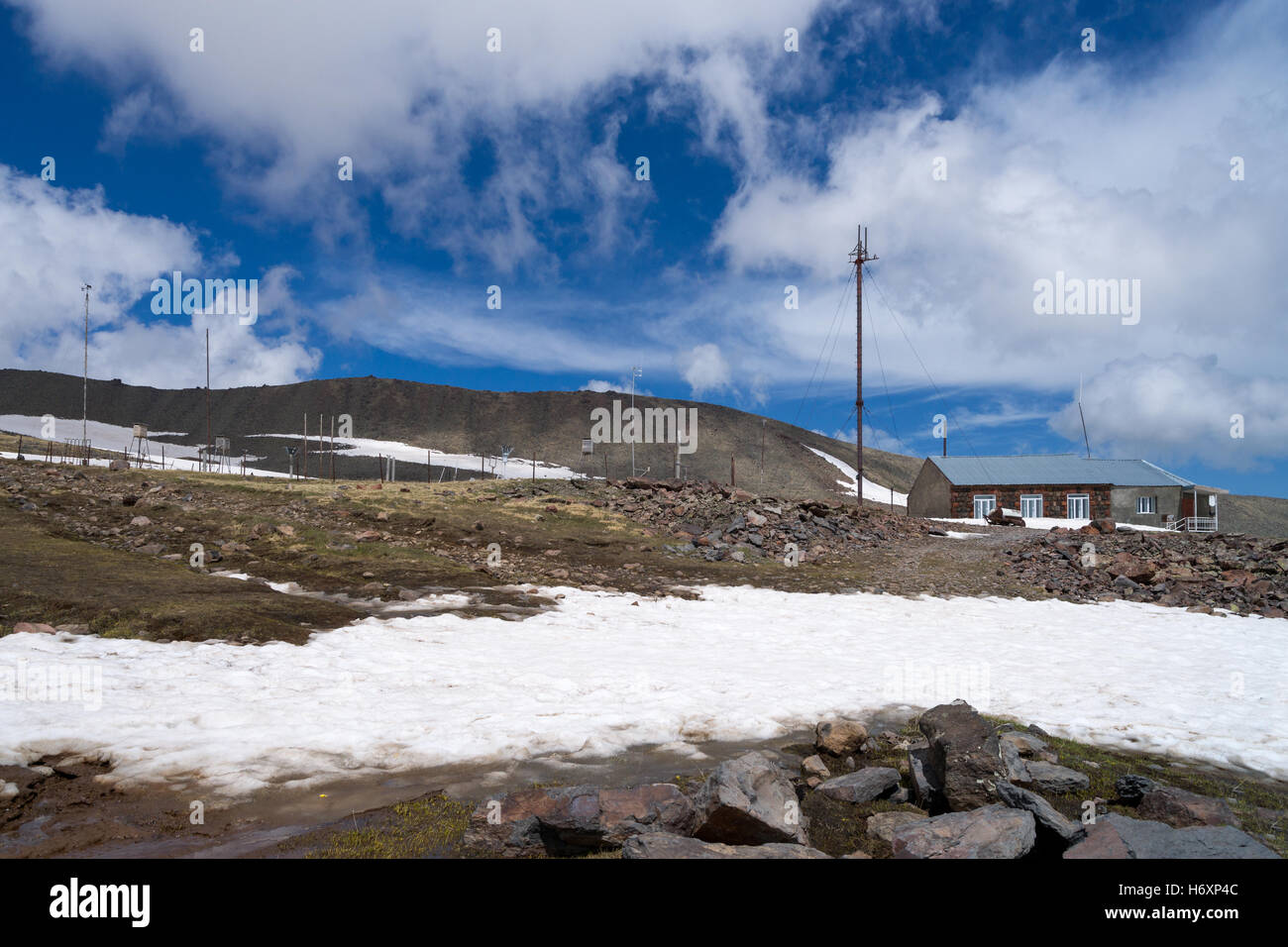Wetterstation am Fuß des Aragats Berg in Armenien Stockfoto