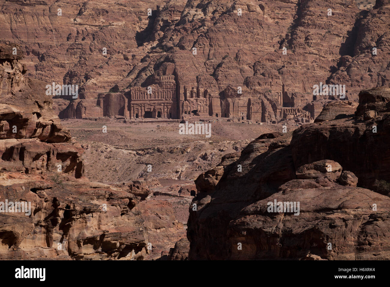 Alten nabatäischen Rock geschnitten Denkmal Fassaden geschnitzt in Jabal al-Khubtha, bekannt als "Königsgräber" bei Petra die alte Hauptstadt des Königreiches nabatäischen in der südwestlichen Wüste von Jordanien liegt Stockfoto