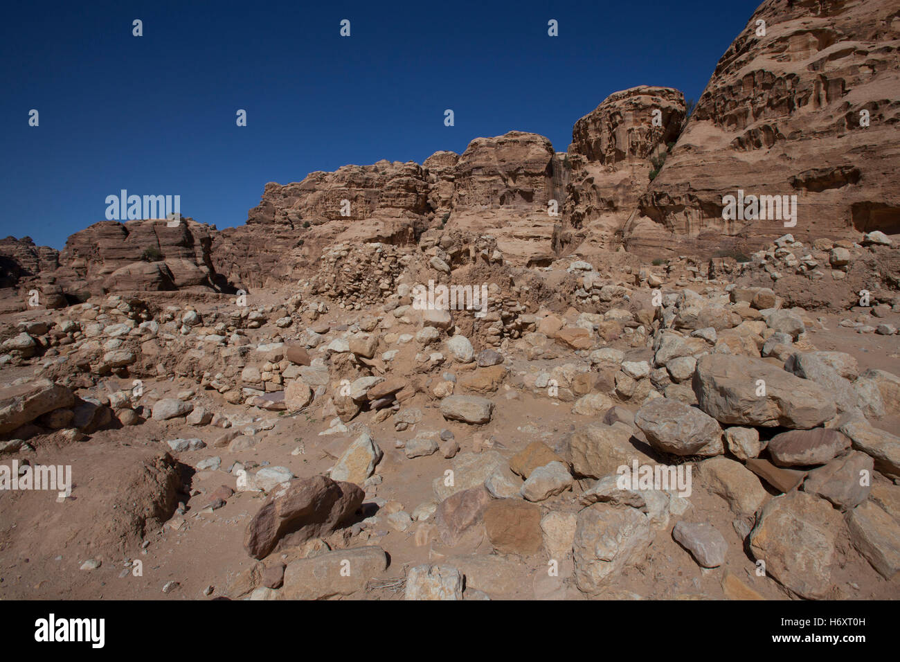 Antike Ruinen bei al Beidha oder Bayda eine jungsteinzeitliche archäologische Stätte wenige Kilometer nördlich von Petra in der Nähe von Siq al-Barid in Jordanien Stockfoto