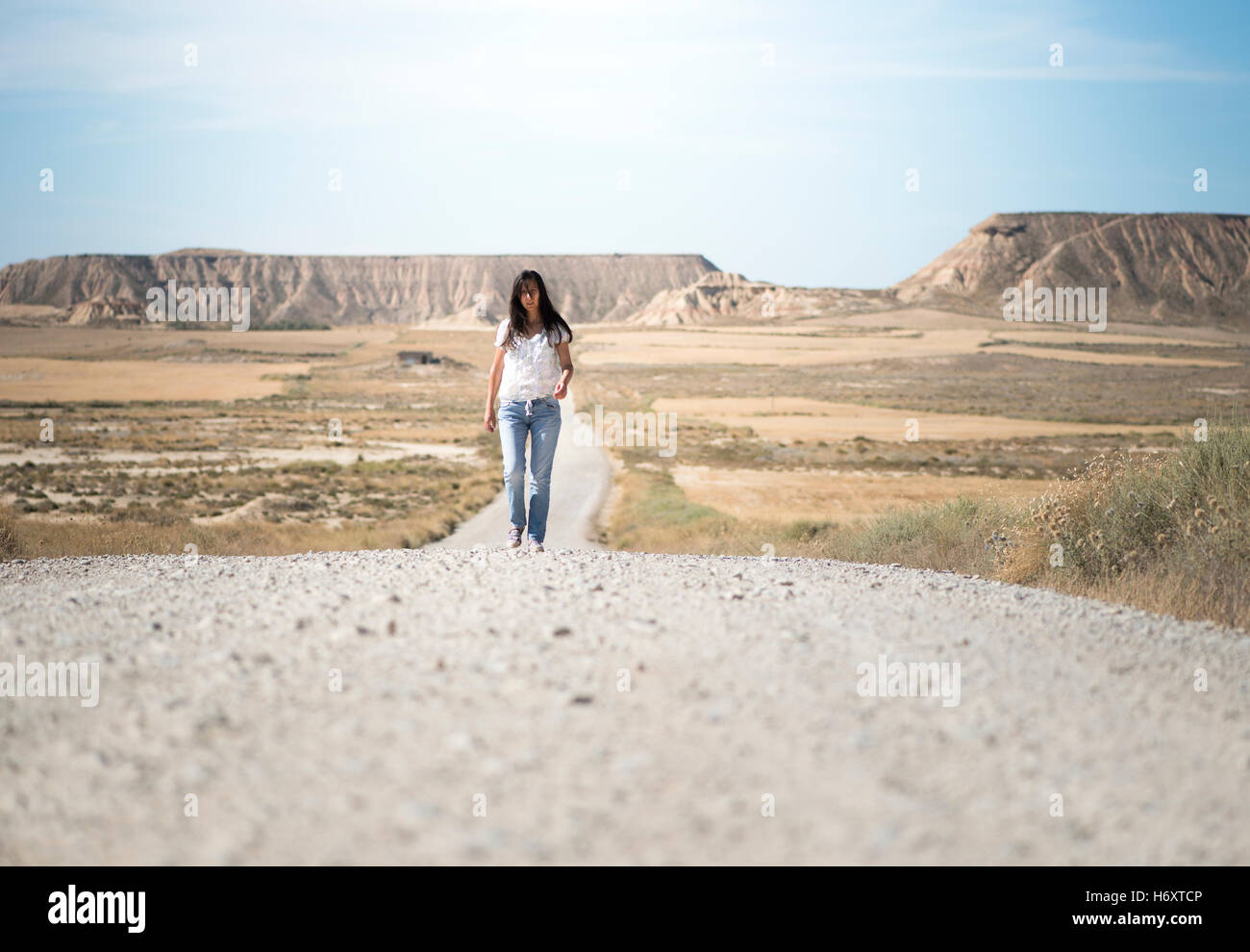 Frau zu Fuß auf Feldweg. Sah aus wie ein Film Stockfoto