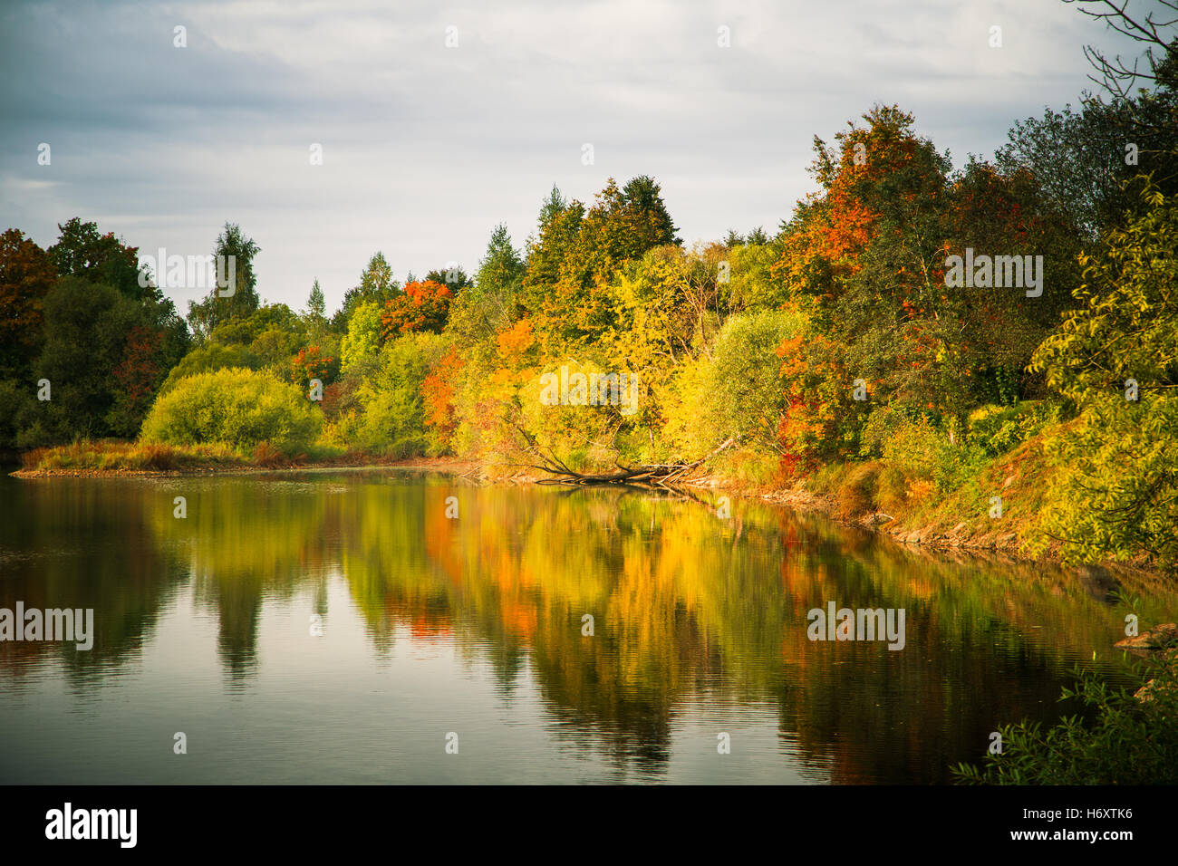 Herbst Labscape mit eine schöne Reflexion Stockfoto