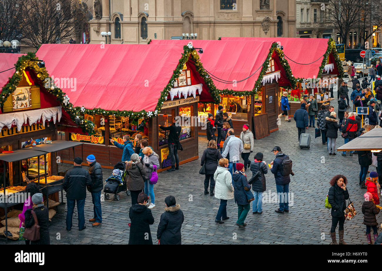 Hölzerne Stände mit Souvenirs und traditionelle Speisen während Weihnachtsmarkt in Prag, Tschechien. Stockfoto