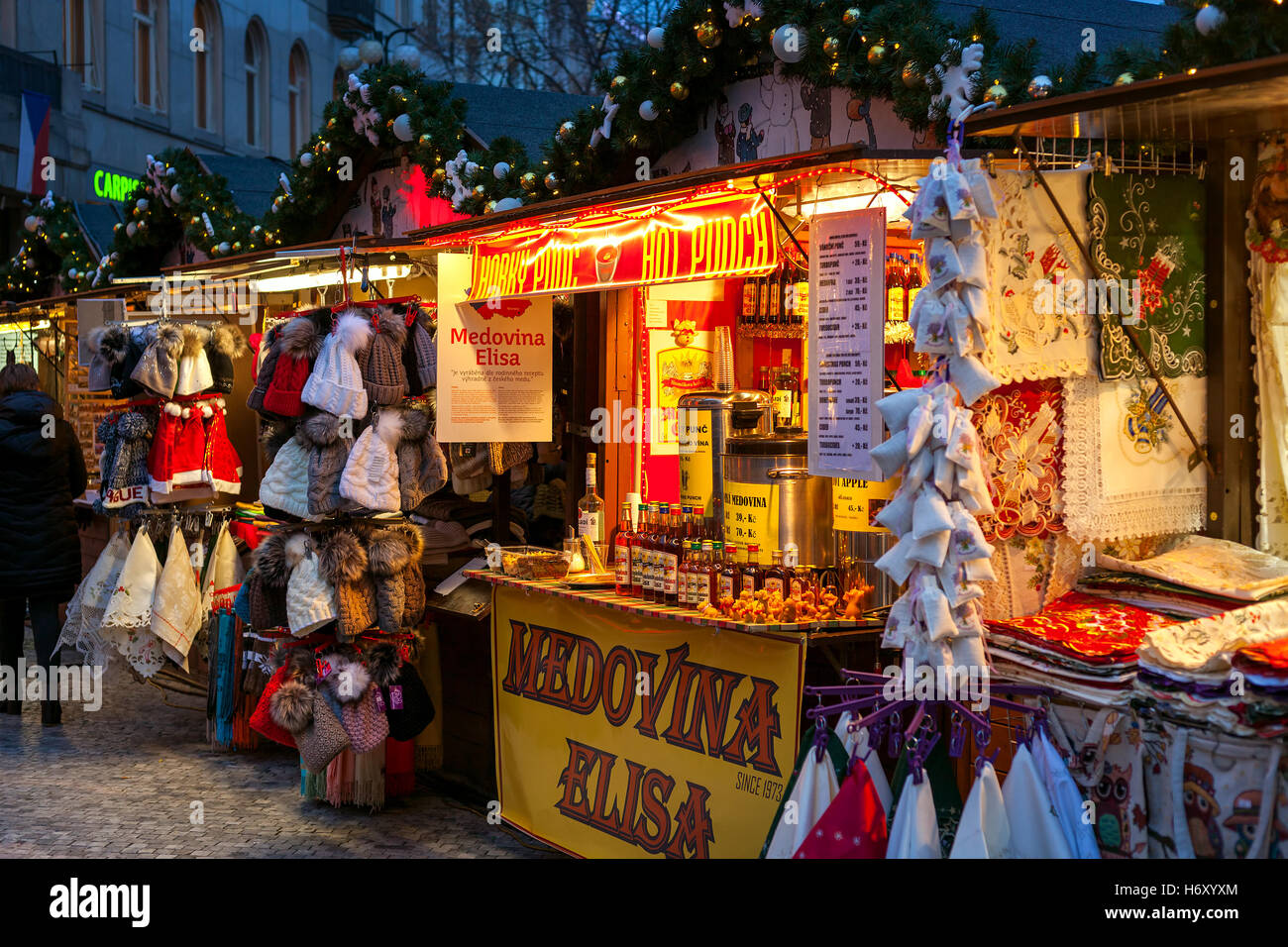 Kioske und Bars bieten Souvenirs und Lebensmittel während Weihnachtsmarkt in Prag. Stockfoto