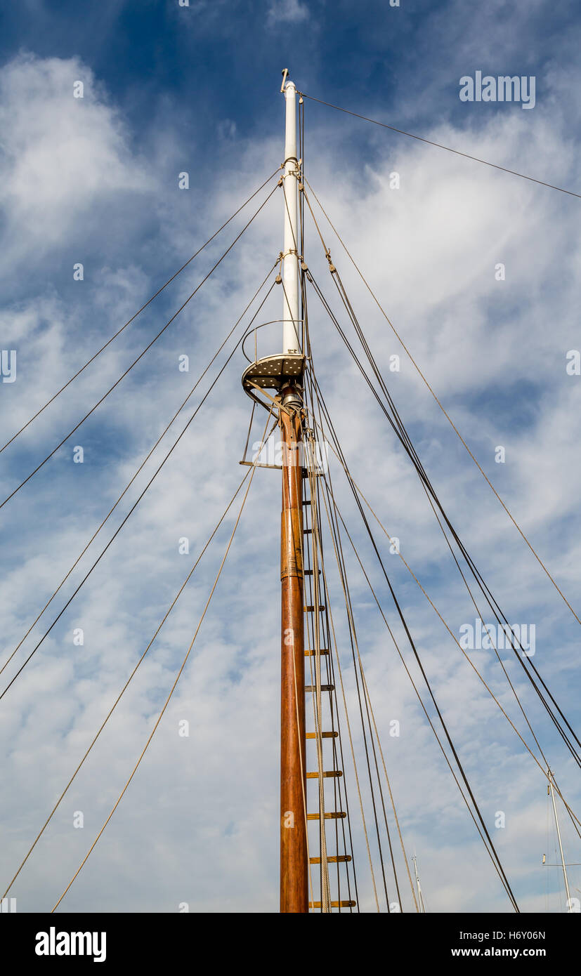 Holz-Mast mit Crows Nest auf sky Stockfoto