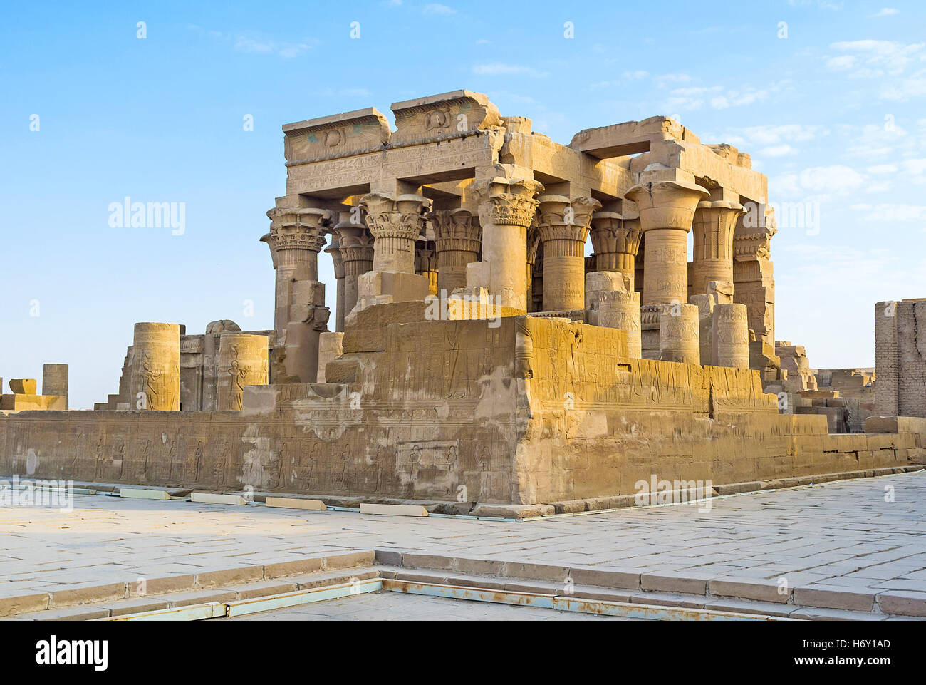 Ägyptische Tempel von Kom Ombo verfügt über perfekt symmetrische Plan, denn es enthält Heiligtümer und Hallen zwei Göttern geweiht Stockfoto