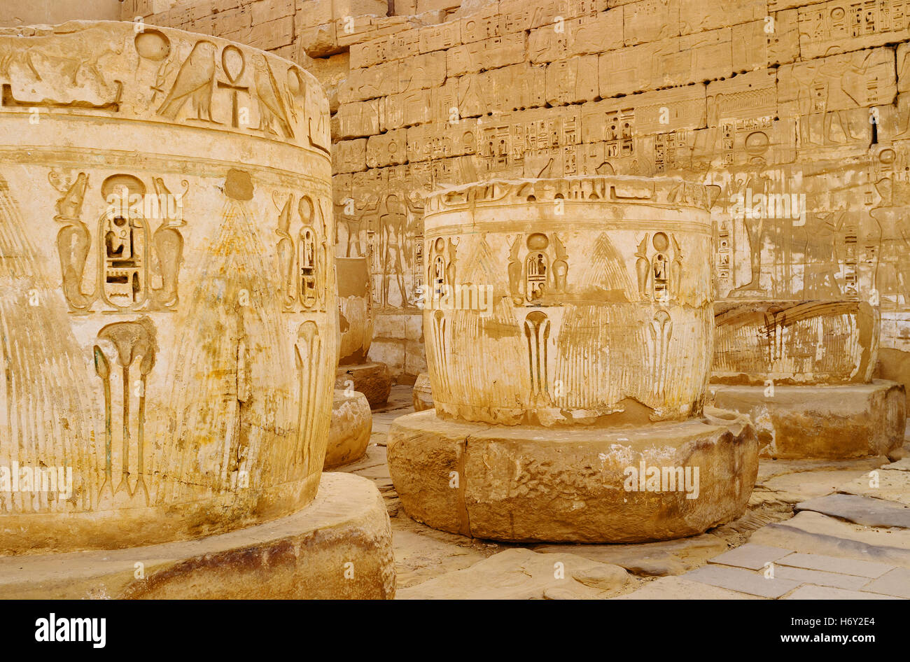 Der Heilige Kobras sind beliebtes Symbol in der alten ägyptischen Kultur, es wird geschnitzt, an jeder Säule in Habu Tempel in Luxor. Stockfoto