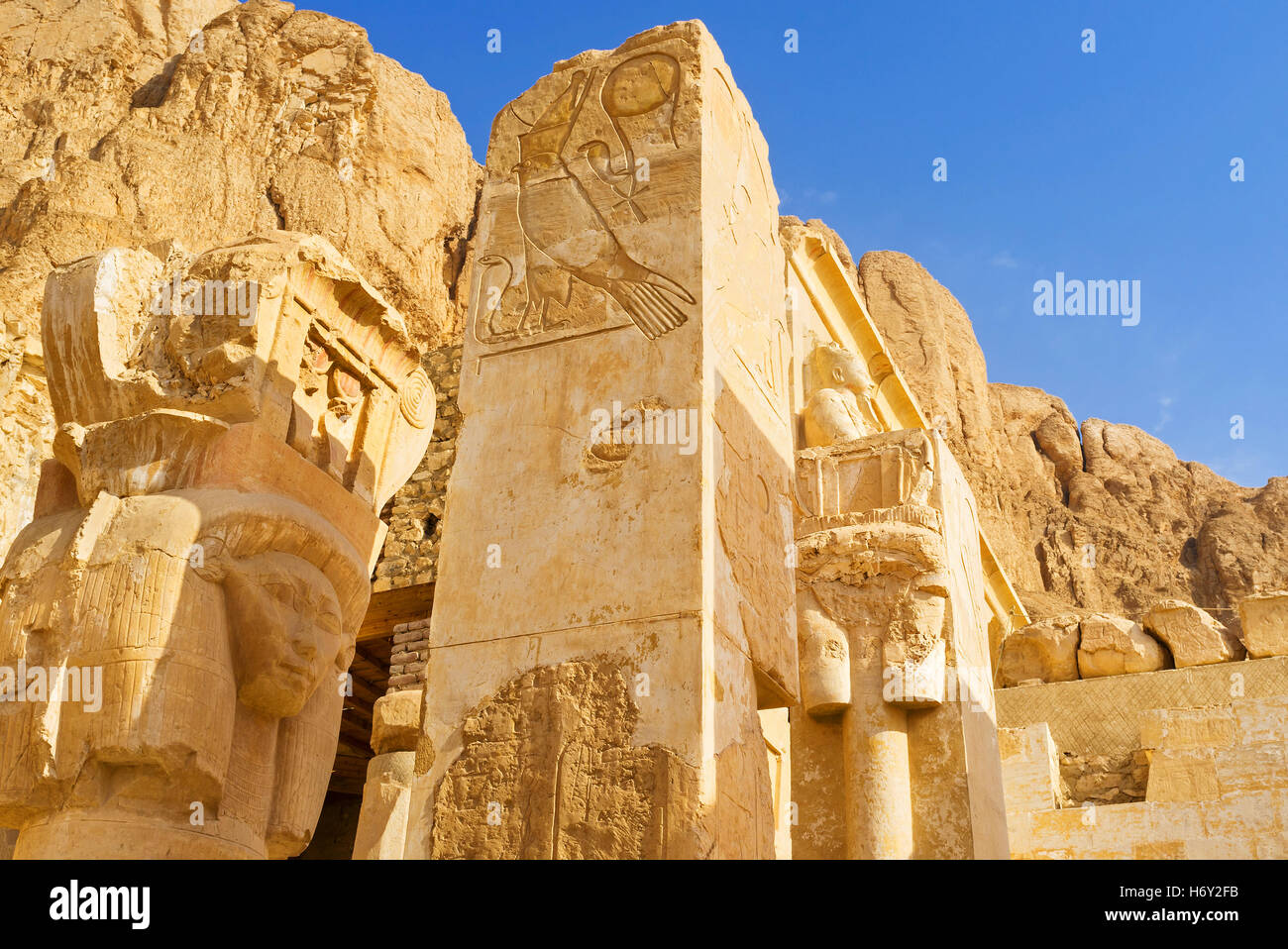 Die zerstörten Mauern und Säulen der Hatschepsut-Tempel mit den riesigen Felsen im Hintergrund, Luxor, Ägypten. Stockfoto