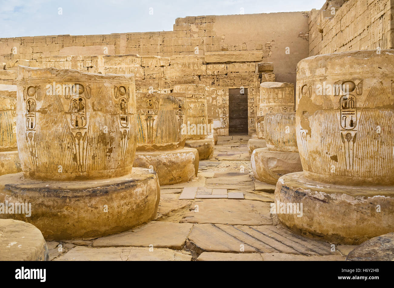 Viele Zeilen der zerstörten Säulen, verziert mit ägyptischen Hieroglyphen, Habu Tempel, Luxor. Stockfoto