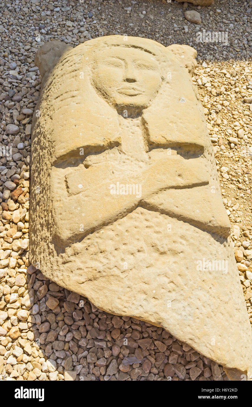 Die Ruinen von der steinernen Grab enthielt die Mumie auf dem Territorium des Chnum Tempel in Esna, Ägypten. Stockfoto