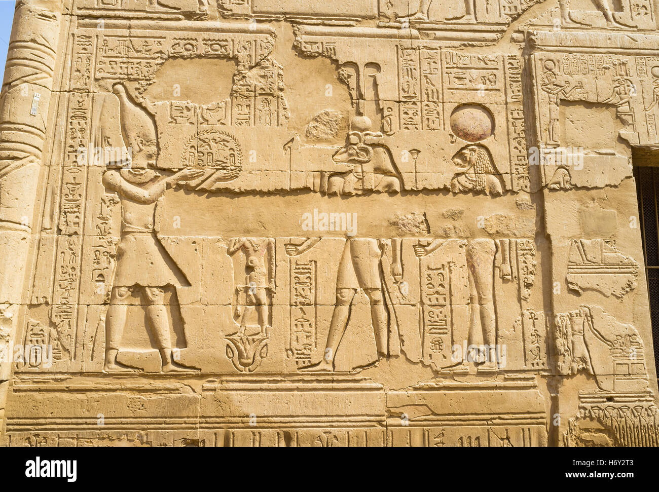 Die Wand des Chnum Tempels bedeckt mit Reliefs, die Szenen des Lebens der alten Götter, Esna, Ägypten. Stockfoto