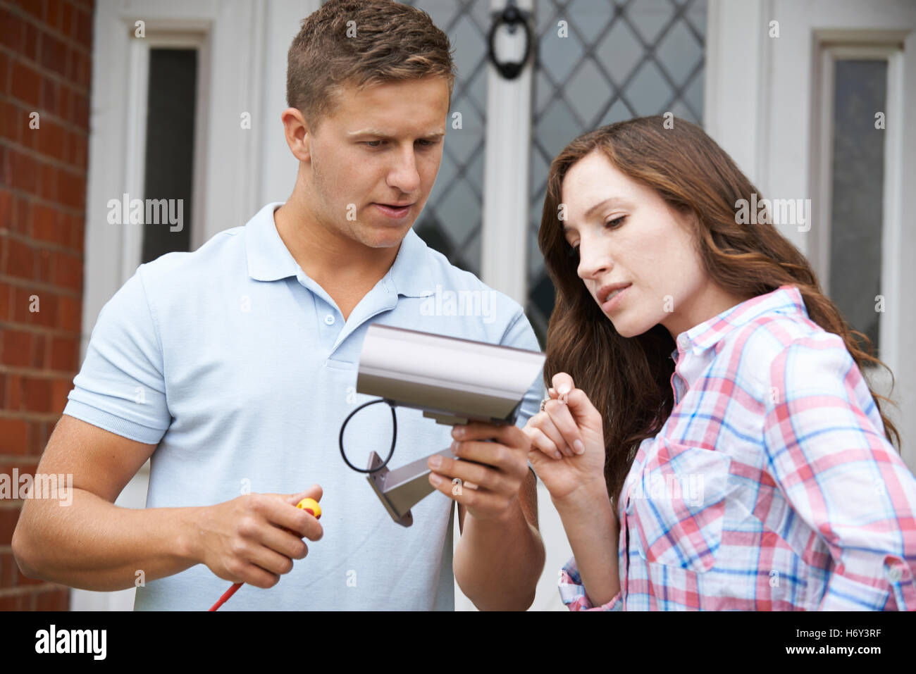 Sicherheitsberater, die passende Kamera außerhalb Haus Stockfoto