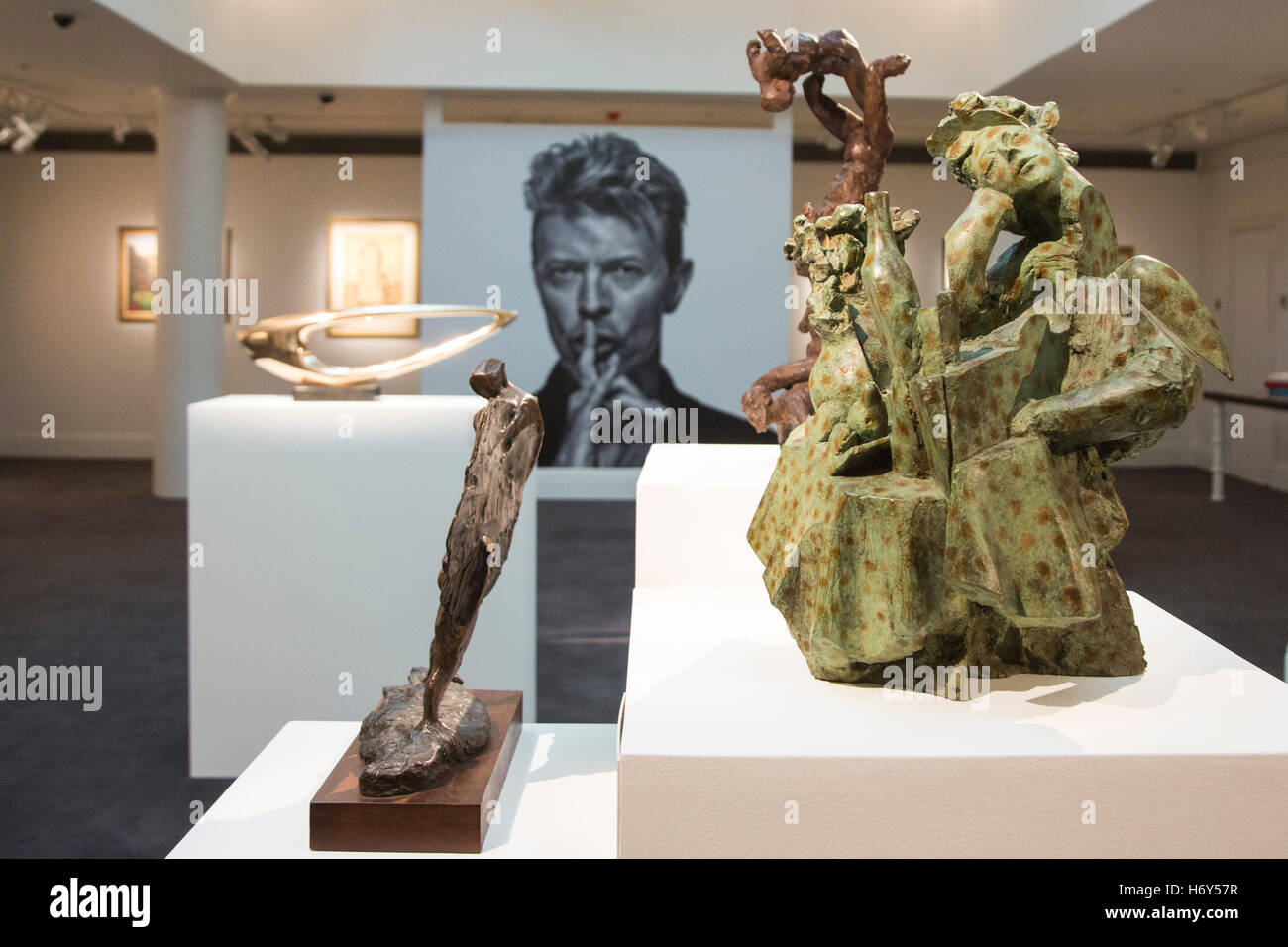 London, UK. 1. November 2016. Am 10. und 11. November dieses Jahres wird Sotheby's Bowie/Sammler, eine dreiteilige Verkauf inszenieren, die enthält eine Auswahl von rund 400 Artikeln aus der privaten Sammlung von David Bowie. Von 1 bis 10. November werden Bowies Privatsammlung ausgestellt bei Sotheby's New Bond Street Galerien geben Fans, Kunsthistoriker und Sammler eine einmalige Gelegenheit zum Eintauchen in die Kunst und Objekte, die seiner privaten Welt informiert. Stockfoto