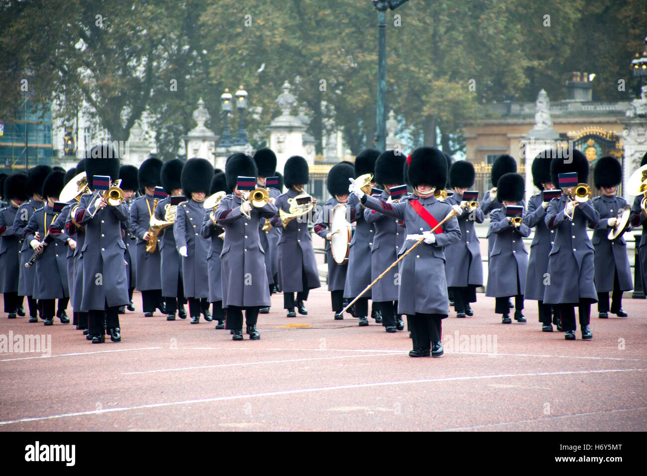 London, UK. 1. November 2016. Friedens Nobel Preis, Kolumbiens Präsident Juan Manuel Santos Calderón, besucht ihre Majestät Königin Elizabeth II in der ersten jemals kolumbianischen Staatsbesuch in Großbritannien. Er reiste in der Kutsche mit HM The Queen, gefolgt von seiner Frau, Frau María Clemencia Rodríguez de Santos und der Duke of Edinburgh in einem anderen Wagen. Der Prinz von Wales und der Duchess of Cornwall folgte ein Dritter. Bildnachweis: Alberto Pezzali/Pacific Press/Alamy Live-Nachrichten Stockfoto