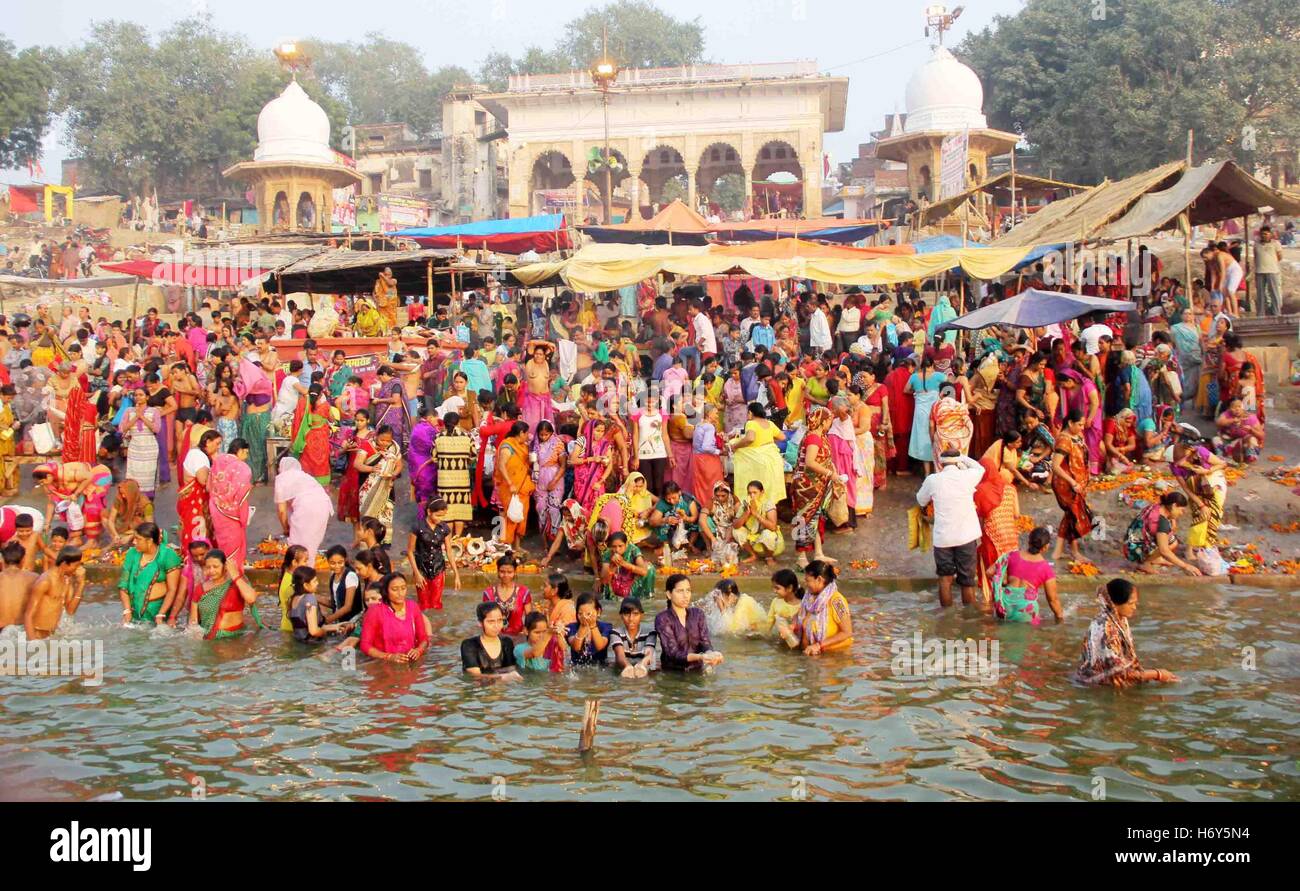 Allahabad, Indien. 1. November 2016. Hindu Anhänger unter Heiligen Tauchen im Fluss Yamuna anlässlich 'Yam Dutiya"im Volksmund bekannt als Bhai Dooj Festival bei Balua Ghat in Allahabad Credit: Amar Deep/Pacific Press/Alamy Live News Stockfoto