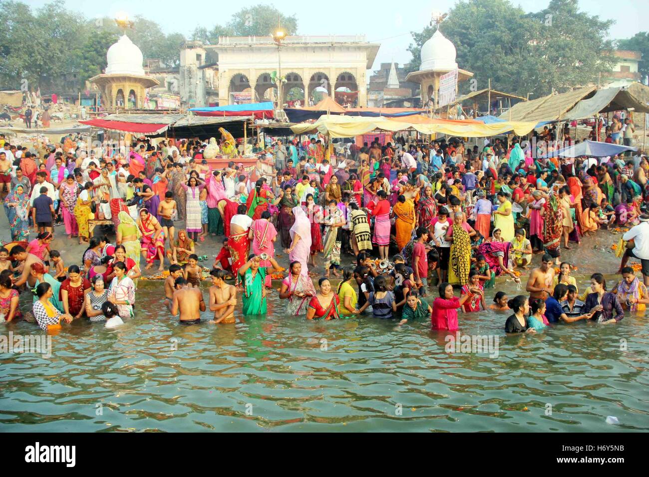 Allahabad, Indien. 1. November 2016. Hindu Anhänger unter Heiligen Tauchen im Fluss Yamuna anlässlich 'Yam Dutiya"im Volksmund bekannt als Bhai Dooj Festival bei Balua Ghat in Allahabad Credit: Amar Deep/Pacific Press/Alamy Live News Stockfoto