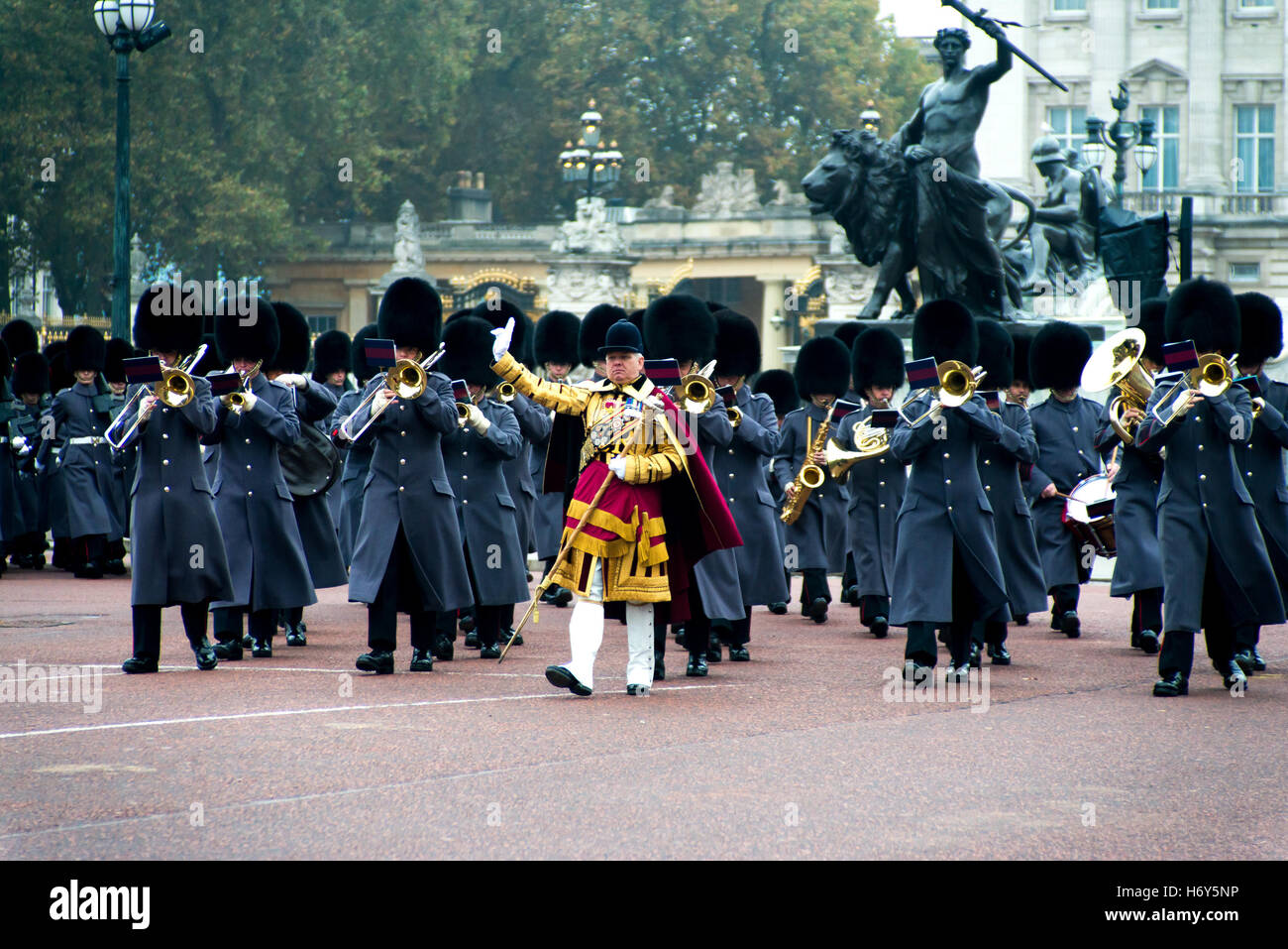 London, UK. 1. November 2016. Friedens Nobel Preis, Kolumbiens Präsident Juan Manuel Santos Calderón, besucht ihre Majestät Königin Elizabeth II in der ersten jemals kolumbianischen Staatsbesuch in Großbritannien. Er reiste in der Kutsche mit HM The Queen, gefolgt von seiner Frau, Frau María Clemencia Rodríguez de Santos und der Duke of Edinburgh in einem anderen Wagen. Der Prinz von Wales und der Duchess of Cornwall folgte ein Dritter. Bildnachweis: Alberto Pezzali/Pacific Press/Alamy Live-Nachrichten Stockfoto