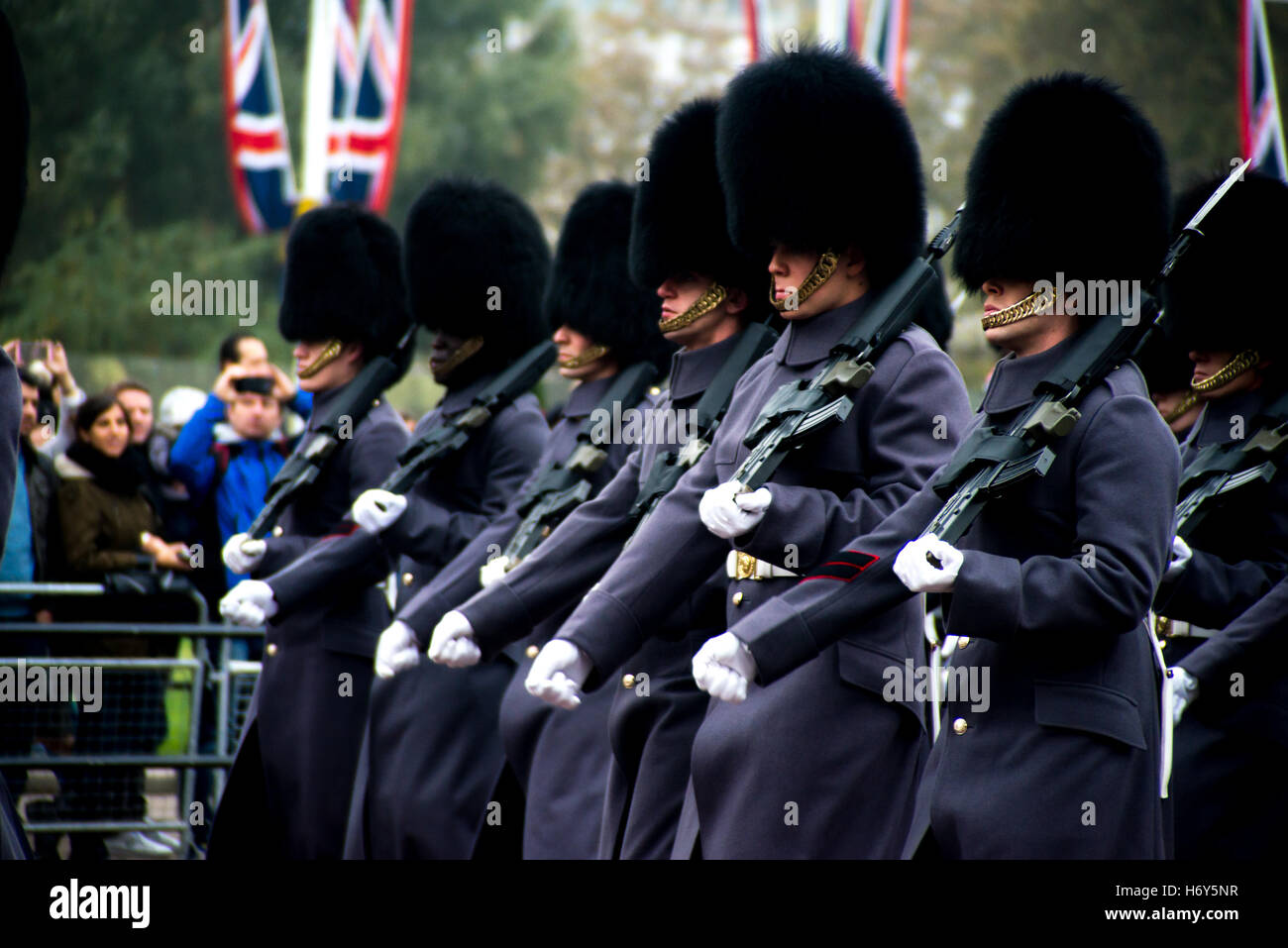 London, UK. 1. November 2016. Friedens Nobel Preis, Kolumbiens Präsident Juan Manuel Santos Calderón, besucht ihre Majestät Königin Elizabeth II in der ersten jemals kolumbianischen Staatsbesuch in Großbritannien. Er reiste in der Kutsche mit HM The Queen, gefolgt von seiner Frau Frau María Clemencia Rodríguez de Santos und der Herzog von Edinburgh in einem anderen Wagen. Der Prinz von Wales und der Duchess of Cornwall folgte ein Dritter. Bildnachweis: Alberto Pezzali/Pacific Press/Alamy Live-Nachrichten Stockfoto