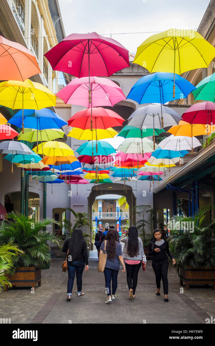 Regenschirm Art Display auf Straße in der Caudan Waterfront, Port Luis, Mauritius Stockfoto