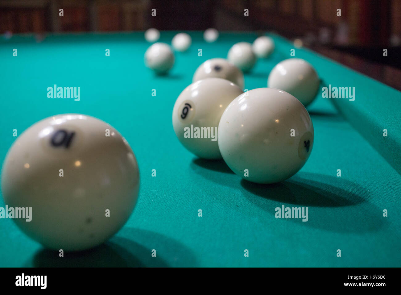 Nahaufnahme des russischen Billardspiel: Ball, auf grüne Tischdecke Stockfoto
