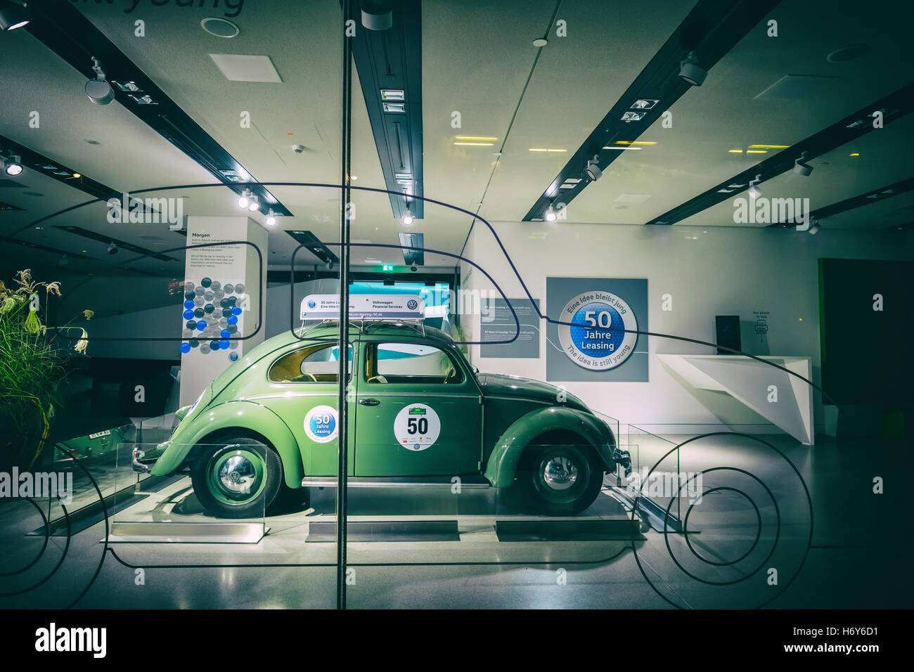 VW Käfer Oldtimer im Showroom von motor Händler Werbung 50 Jahre Auto leasing - Berlin, Deutschland Stockfoto