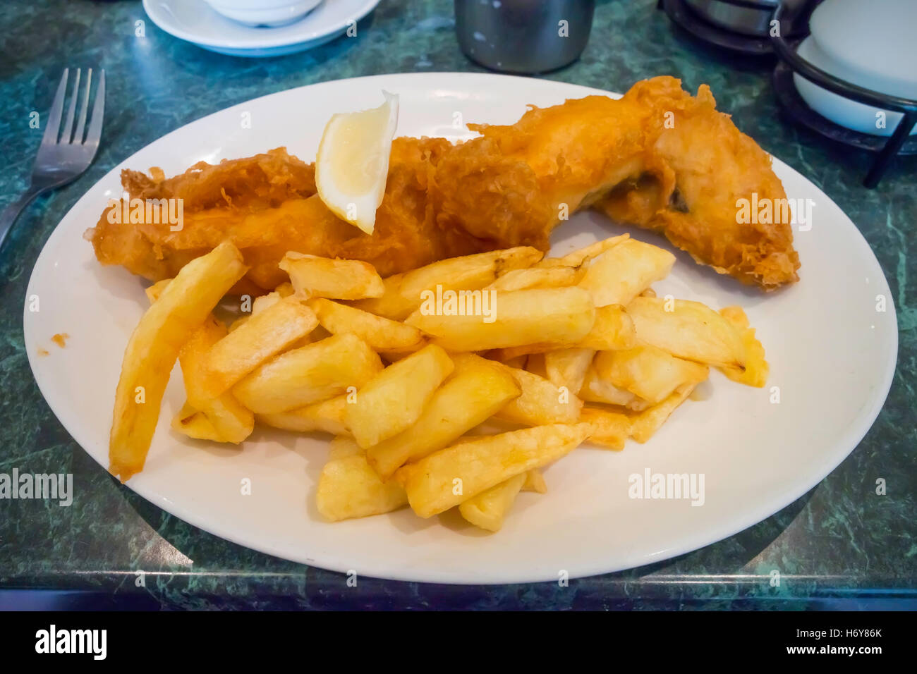 Spezielle Fisch-Chips, die mit Seehecht Stockfoto