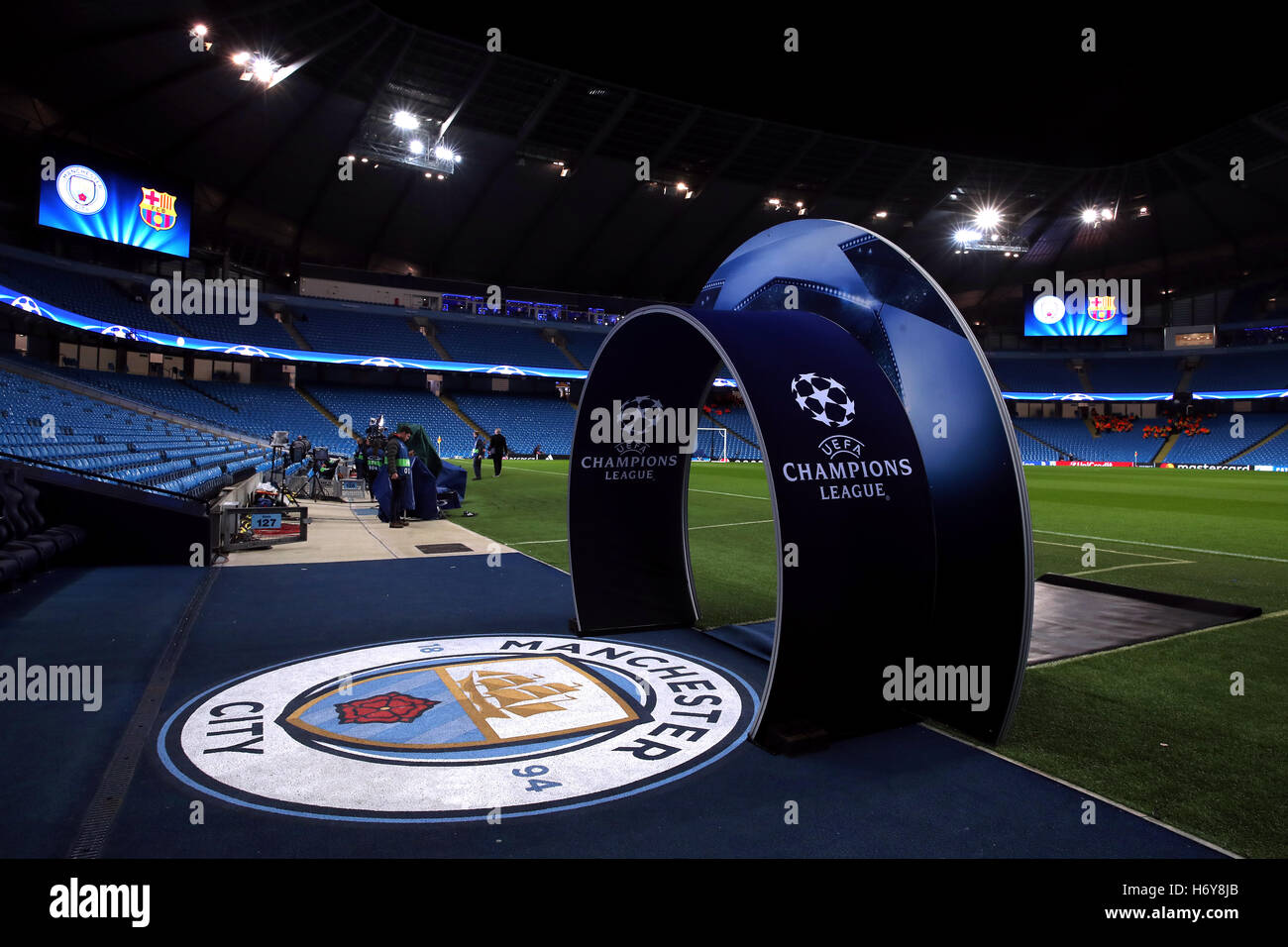 Champions League-branding auf den Eingang sondern vor der UEFA-Champions-League-Spiel im Etihad Stadium Manchester. Stockfoto