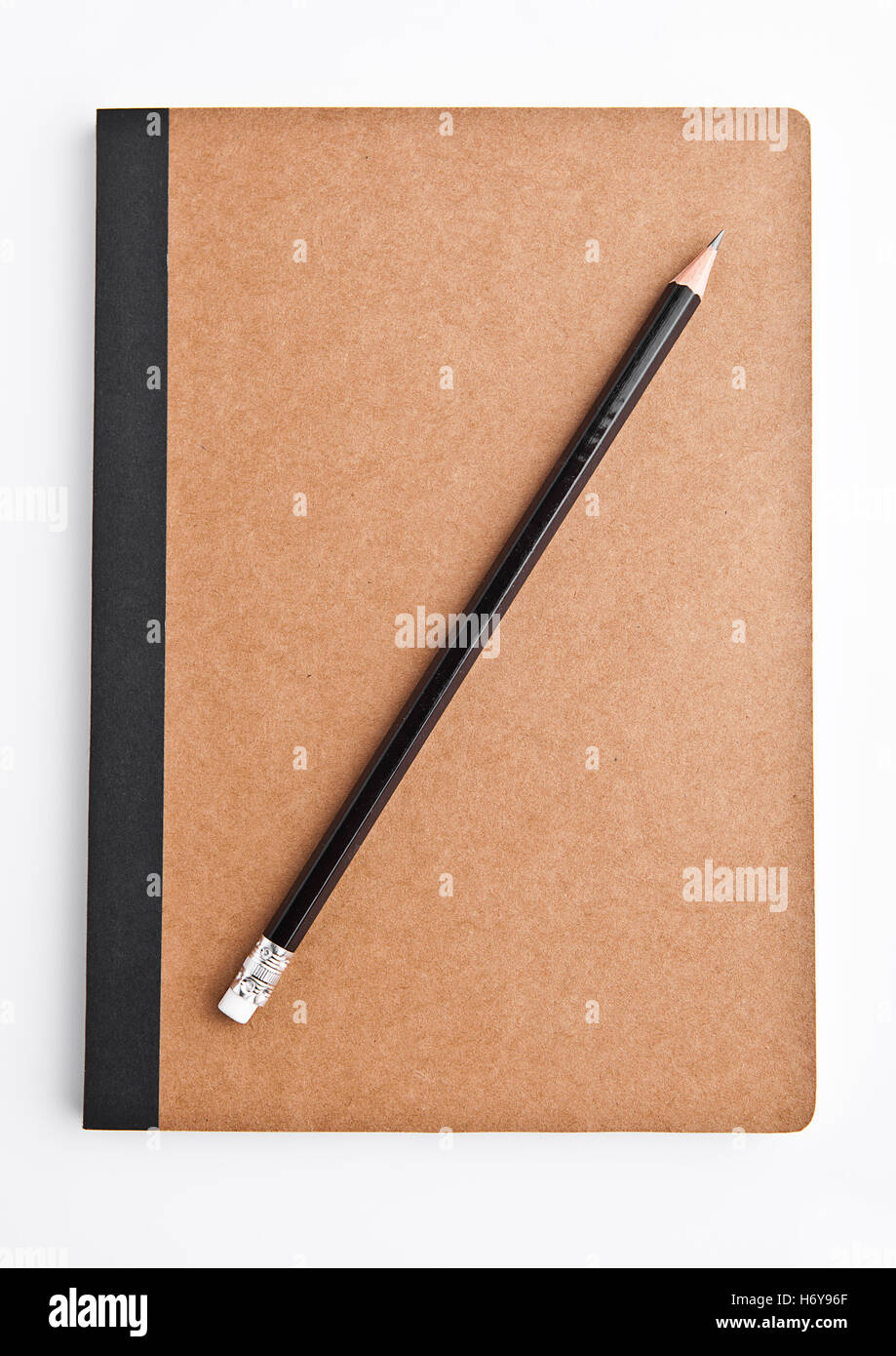 Braune Notizbuch leer und leer mit Bleistift auf weißem Hintergrund Stockfoto