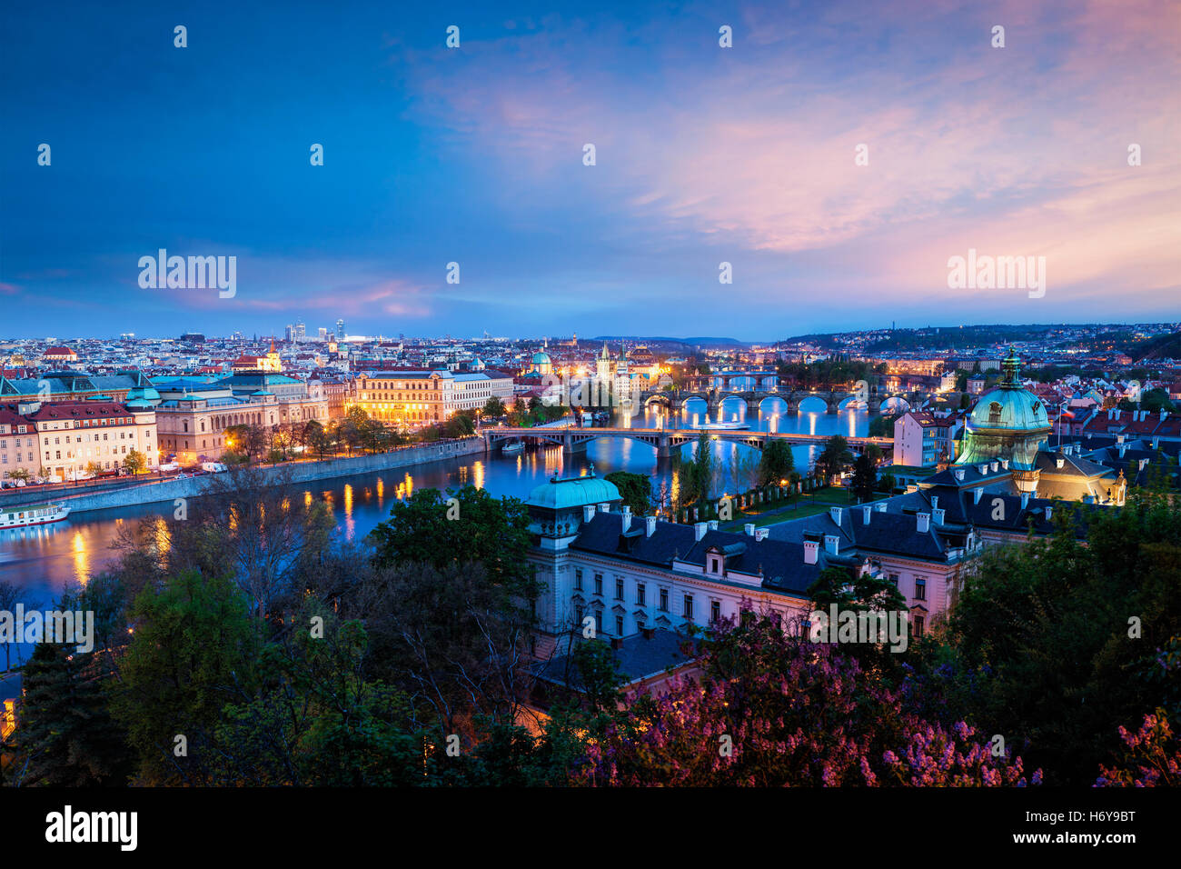 Panoramablick auf Prag Brücken über Vltava (Moldau) Stockfoto