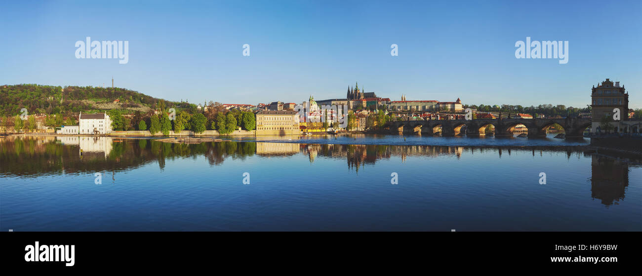 Blick auf die Pragerburg über der Moldau Stockfoto