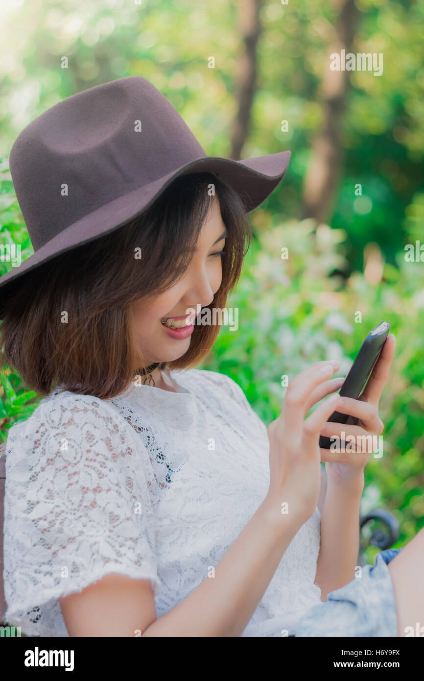 Mädchen mit Smartphone im park Stockfoto