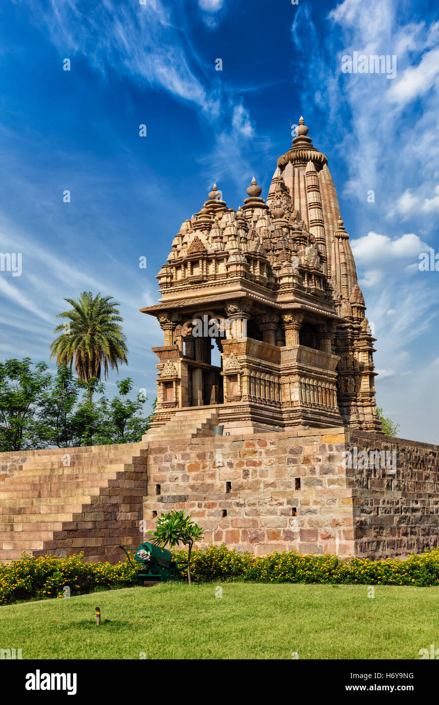 Berühmte Tempel von Khajuraho mit Skulpturen, Indien Stockfoto