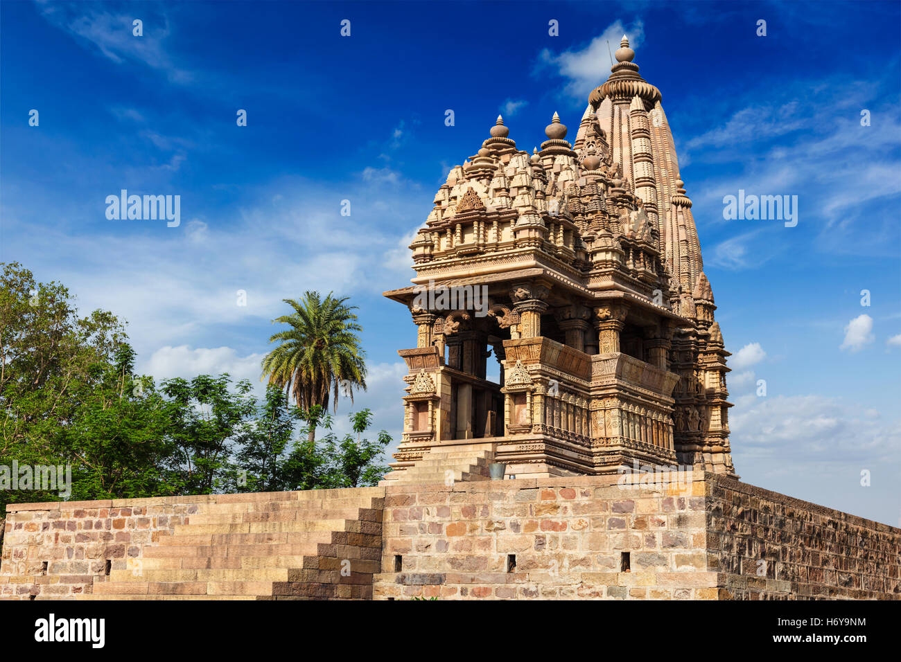 Berühmte Tempel von Khajuraho mit Skulpturen, Indien Stockfoto