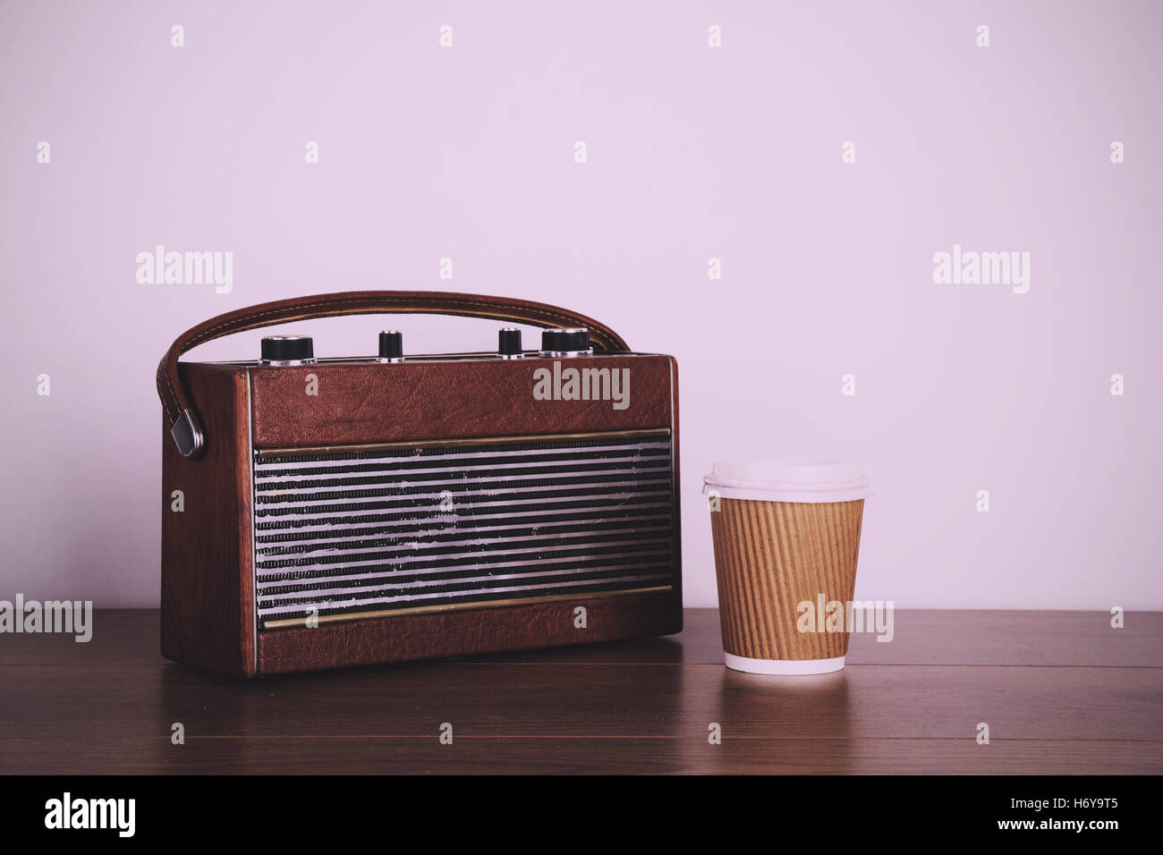 Alten Retro-Stil-Radio auf einer Holzfläche mit hellem Hintergrund Vintage Retro-Filter. Stockfoto