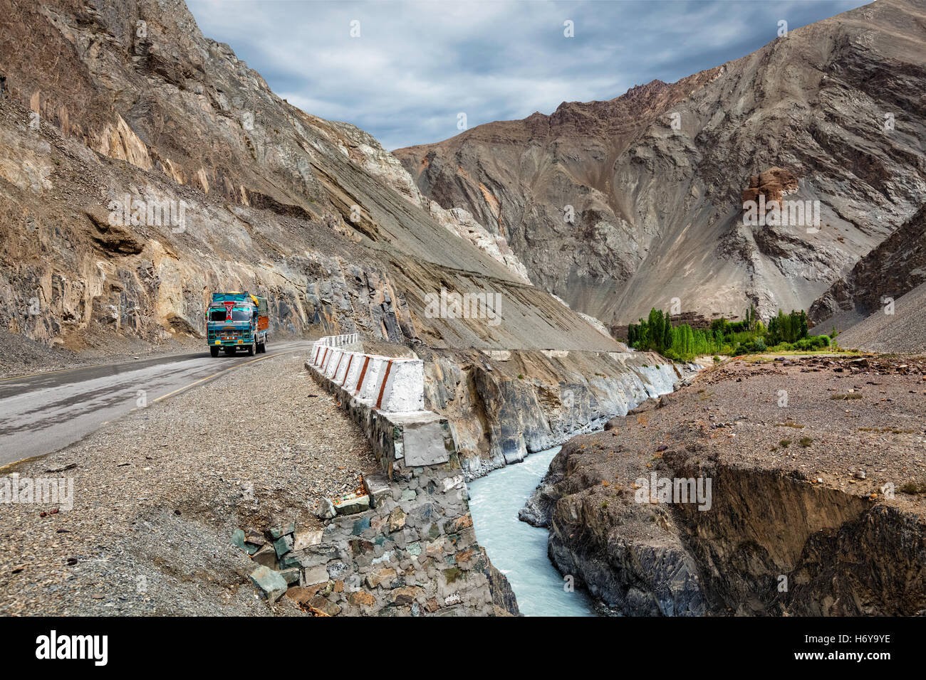 Indische LKW-LKW auf der Autobahn im Himalaya. Ladakh, Indien Stockfoto