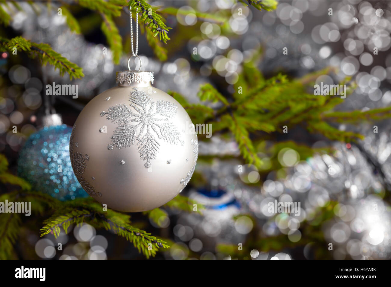 Dekoration-Christbaumkugel auf geschmückter Weihnachtsbaum Stockfoto